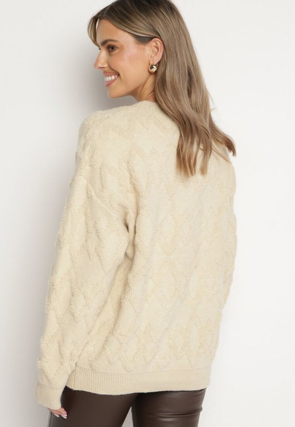 Born2be - Beżowy Sweter o Luźnym Kroju i Wzorzystym Splocie ze Ściągaczami Elondrae. Okazja: na co dzień. Kolor: beżowy. Materiał: jeans, bawełna. Długość rękawa: długi rękaw. Długość: długie. Wzór: ze splotem. Styl: elegancki, casual