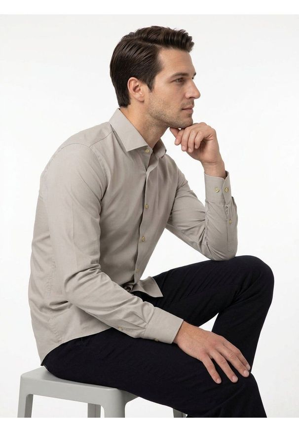 Delikatnie Taliowana Elegancka Koszula Męska - Victorio - Kolor Kawy z Mlekiem. Kolor: beżowy, wielokolorowy, brązowy. Materiał: elastan, bawełna, poliester. Styl: elegancki