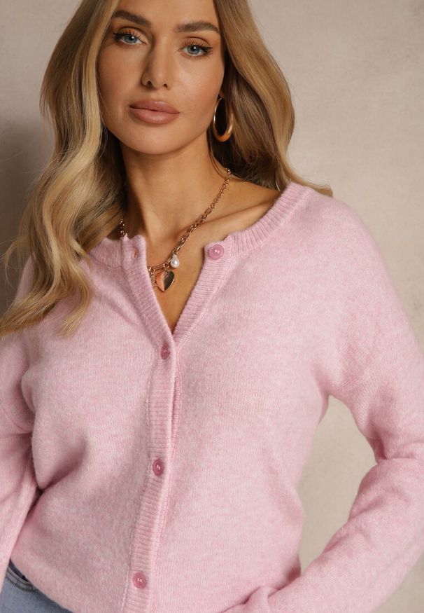 Renee - Różowy Klasyczny Kardigan z Zaokrąglonym Dekoltem Reonira. Okazja: na co dzień. Kolor: różowy. Materiał: jeans. Styl: klasyczny