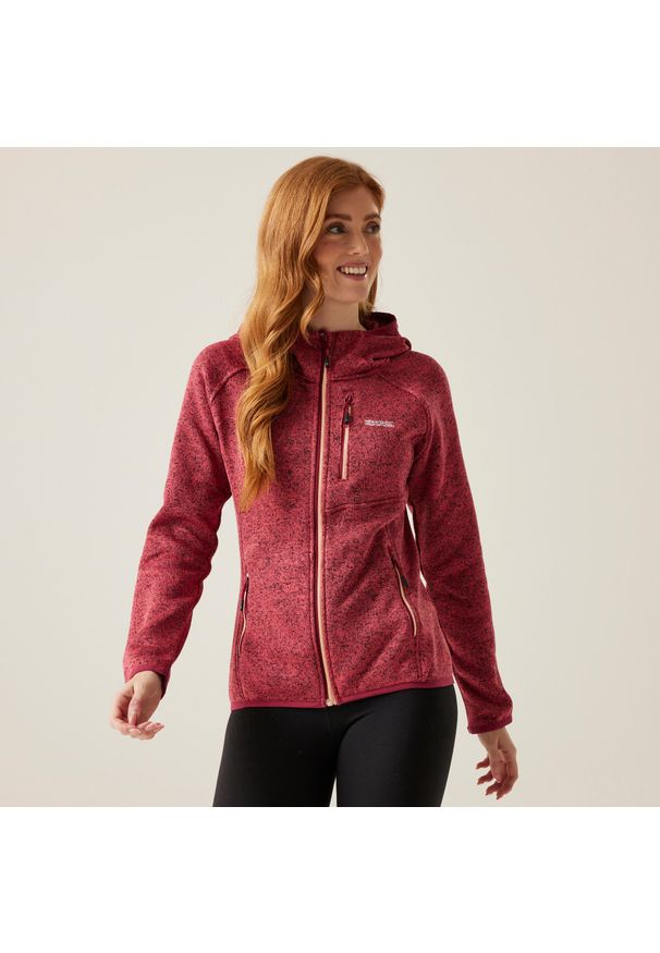 Polar turystyczny damski Newhill Regatta z kapturem. Typ kołnierza: kaptur. Kolor: czerwony. Materiał: polar. Sport: turystyka piesza