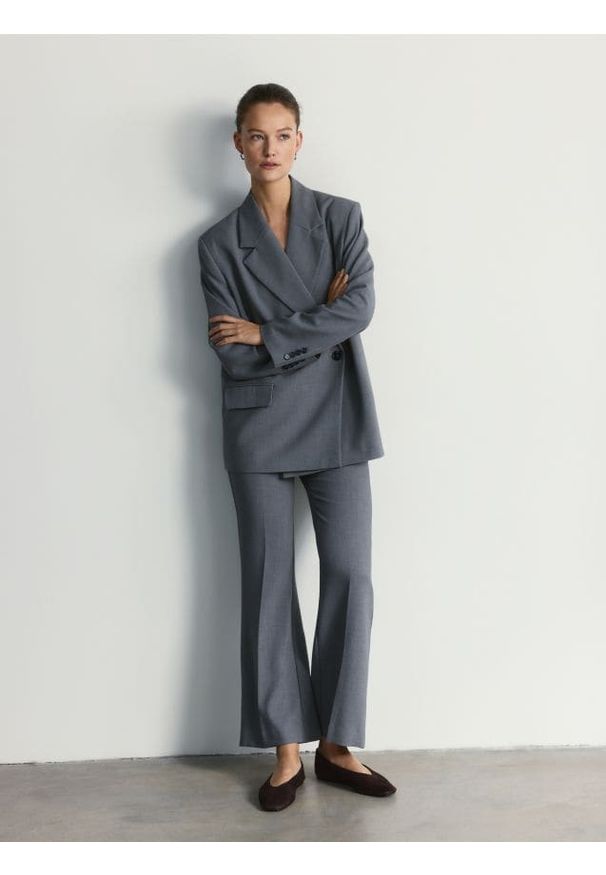 Reserved - Spodnie flare z kantem - ciemnoszary. Kolor: szary. Materiał: wiskoza, tkanina