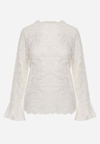 Renee - Beżowy Bluzka z Koronki Ozdobiona Rozkloszowanymi Rękawami i Falbanką na Dole Sanovia. Okazja: na co dzień. Kolor: beżowy. Materiał: koronka. Wzór: aplikacja, koronka. Styl: elegancki, casual #4