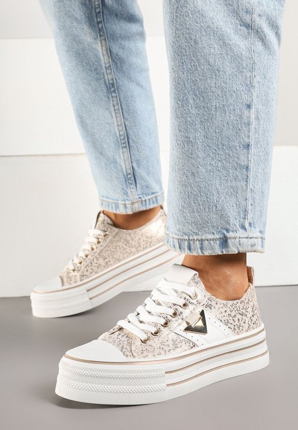 Born2be - Złote Trampki na Grubej Podeszwie z Metaliczną Wstawką Telarella. Okazja: na spacer, na co dzień. Kolor: złoty. Materiał: jeans. Styl: casual