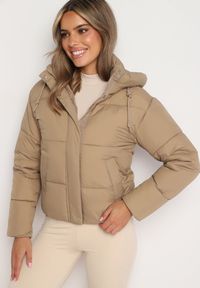 Born2be - Ciemnobeżowa Pikowana Kurtka Puffer z Kapturem Miviera. Okazja: na spacer, na co dzień. Typ kołnierza: kaptur. Kolor: beżowy. Materiał: dzianina, jeans. Sezon: zima. Styl: casual #2
