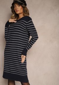 Renee - Granatowa Dzianinowa Sukienka z Wiskozą Zdobiona Wzorem w Paski i Ściągaczami Delwenna. Okazja: na co dzień. Kolor: niebieski. Materiał: wiskoza, dzianina. Długość rękawa: długi rękaw. Wzór: paski, aplikacja. Typ sukienki: proste, kopertowe. Styl: casual, elegancki