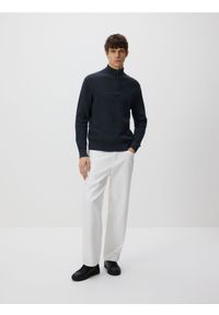 Reserved - Sweter z rozpinanym golfem - granatowy. Typ kołnierza: golf. Kolor: niebieski. Materiał: bawełna, dzianina #1