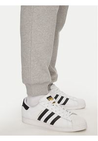 Adidas - adidas Spodnie dresowe Trefoil Essentials IR7803 Szary Regular Fit. Kolor: szary. Materiał: bawełna #3