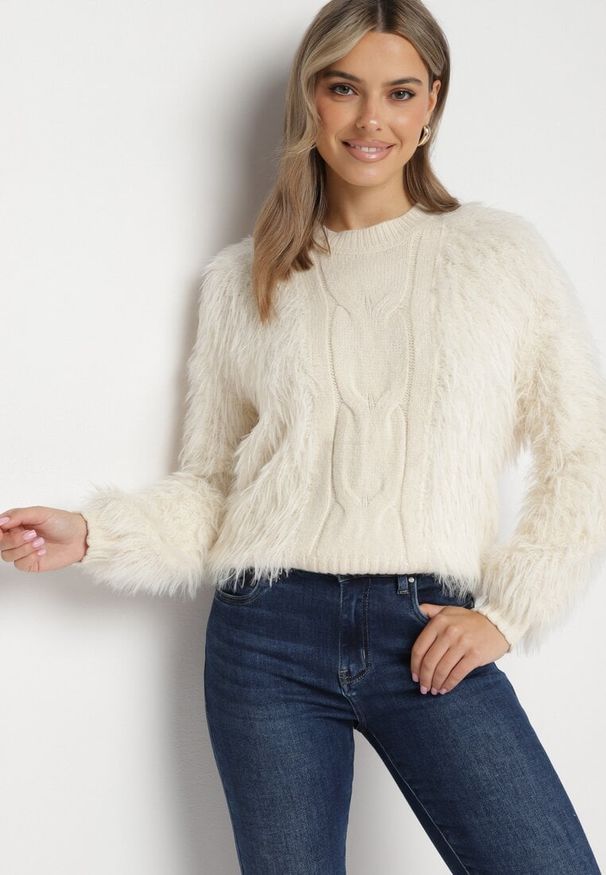 Born2be - Jasnobeżowy Sweter z Długim Włosiem i Dodatkiem Wełny Merithina. Kolor: beżowy. Materiał: wełna. Długość: długie. Styl: klasyczny, elegancki