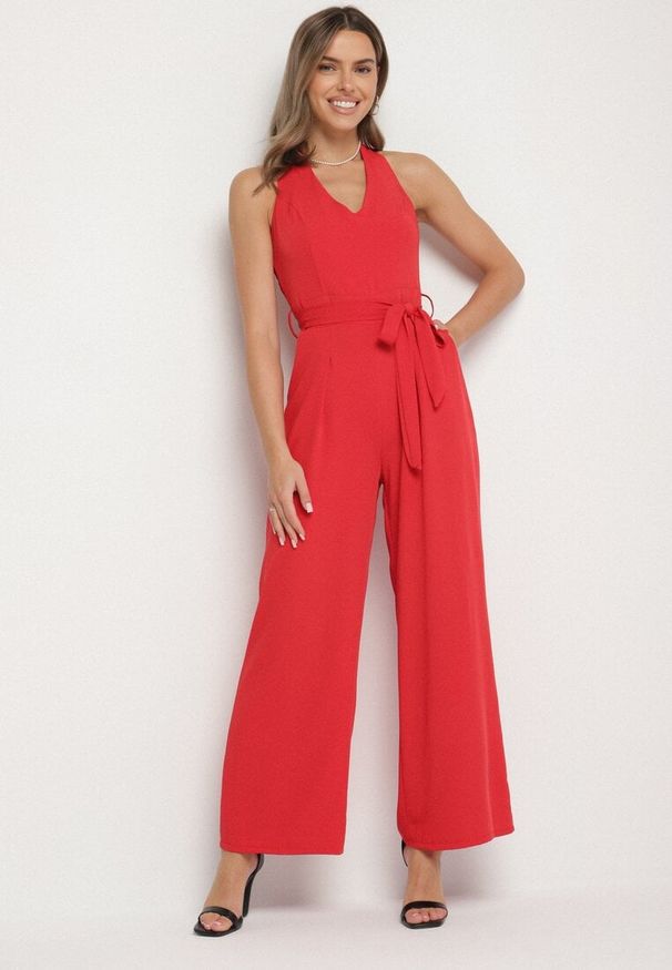 Born2be - Czerwony Taliowany Kombinezon z Paskiem Wiązaniem i Odkrytymi Plecami Malurea. Okazja: na imprezę, na co dzień. Kolor: czerwony. Materiał: jeans. Sezon: lato. Styl: casual