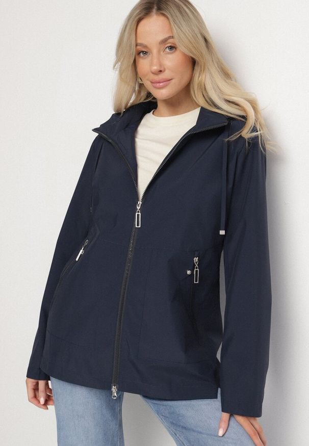 Born2be - Granatowa Kurtka Typu Wiatrówka z Odpinanym Kapturem Ndivoria. Okazja: na spacer, na co dzień. Kolor: niebieski. Materiał: jeans. Styl: casual, sportowy