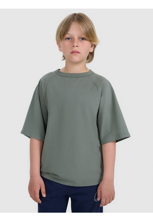 4f - 4F T-shirt oversize gładki chłopięcy - khaki 158 (12-13 lat). Okazja: na co dzień. Kolor: szary. Materiał: jersey, materiał, bawełna. Długość rękawa: krótki rękaw. Długość: krótkie. Wzór: gładki. Sezon: lato. Styl: casual, sportowy, klasyczny