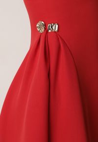 Born2be - Czerwona Elegancka Sukienka Bez Rękawów Zdobiona Przypinkami w Talii Rhaegina. Okazja: na co dzień. Kolor: czerwony. Długość rękawa: bez rękawów. Wzór: aplikacja. Typ sukienki: proste, rozkloszowane. Styl: elegancki #8