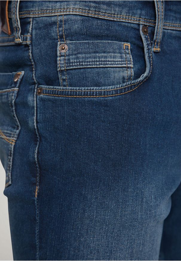 Mustang - MUSTANG WASHINGTON MĘSKIE SPODNIE JEANSOWE DENIM BLUE 1007640 5000 881. Długość: długie. Wzór: nadruk, aplikacja. Styl: klasyczny, sportowy