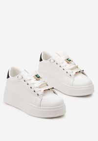 Renee - Biało-Czarne Sneakersy na Platformie z Biżuteryjnymi Zawieszkami na Sznurówkach Faeleen. Kolor: biały. Wzór: aplikacja. Obcas: na platformie #5