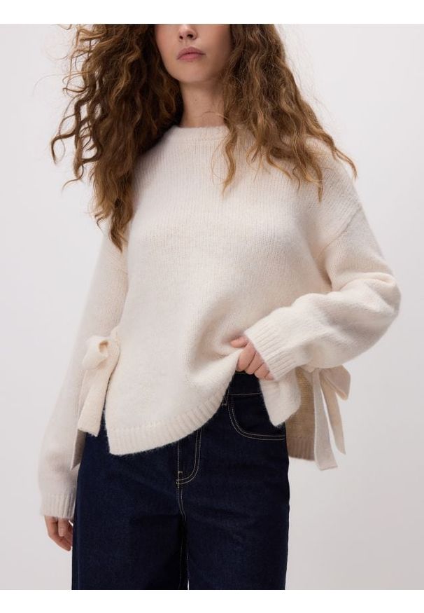 Reserved - Sweter z kokardkami - kremowy. Typ kołnierza: kokarda. Kolor: kremowy. Materiał: dzianina, wełna