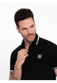 Ombre Clothing - Męska koszulka polo z elastanem z kontrastowymi elementami - czarna V2. Okazja: na co dzień, do pracy. Typ kołnierza: polo. Kolor: czarny. Materiał: elastan. Wzór: haft, paski. Styl: casual, klasyczny, sportowy #1