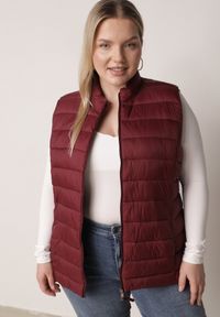 Born2be - Bordowa Pikowana Kamizelka Przejściowa ze Stójką Edanwen. Typ kołnierza: kołnierzyk stójkowy. Kolekcja: plus size. Kolor: czerwony. Materiał: jeans, nylon. Styl: klasyczny #3