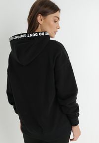 Born2be - Czarna Bluza z Kapturem Ruzha. Typ kołnierza: kaptur. Kolor: czarny. Materiał: bawełna, polar, tkanina. Wzór: nadruk. Styl: elegancki #3