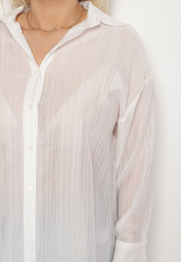 Born2be - Biała Koszula o Kroju Oversize Dolamana. Okazja: na co dzień. Typ kołnierza: kołnierzyk klasyczny. Kolor: biały. Materiał: jeans. Długość rękawa: długi rękaw. Długość: długie. Styl: klasyczny, elegancki, casual