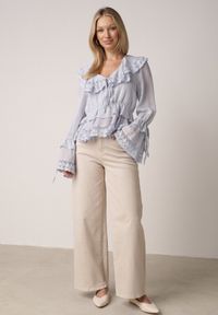 Born2be - Niebieska Wiskozowa Bluzka w Rustykalnym Stylu z Koronką Falbanami i Wiązaniami Elleflona. Okazja: na co dzień. Kolor: niebieski. Materiał: wiskoza, koronka. Wzór: koronka. Styl: casual #4