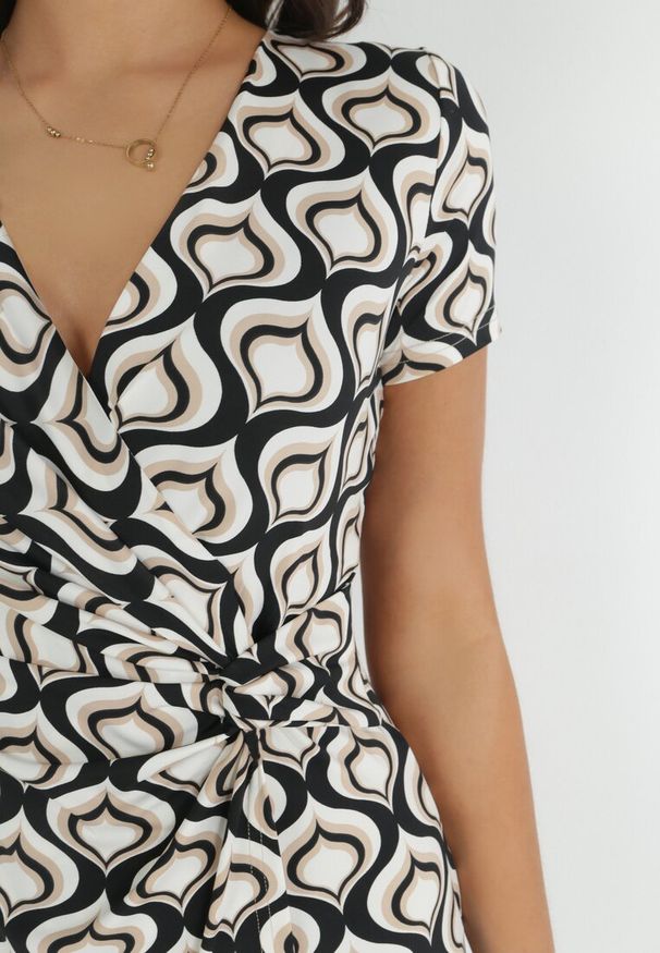 Born2be - Beżowa Sukienka Kopertowa z Ozdobnym Węzłem Belba. Kolor: beżowy. Wzór: aplikacja, geometria. Typ sukienki: kopertowe. Długość: midi