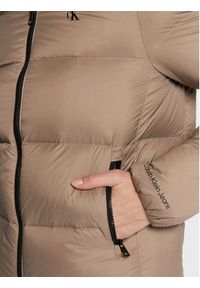 Calvin Klein Jeans Kurtka puchowa J20J219819 Brązowy Regular Fit. Kolor: brązowy. Materiał: puch, syntetyk