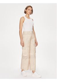 Calvin Klein Jeans Spodnie materiałowe J20J221071 Beżowy Relaxed Fit. Kolor: beżowy. Materiał: bawełna