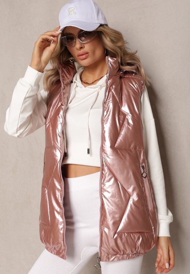 Renee - Różowa Kamizelka z Geometrycznym Pikowaniem i Kapturem Lucide. Kolor: różowy. Wzór: geometria