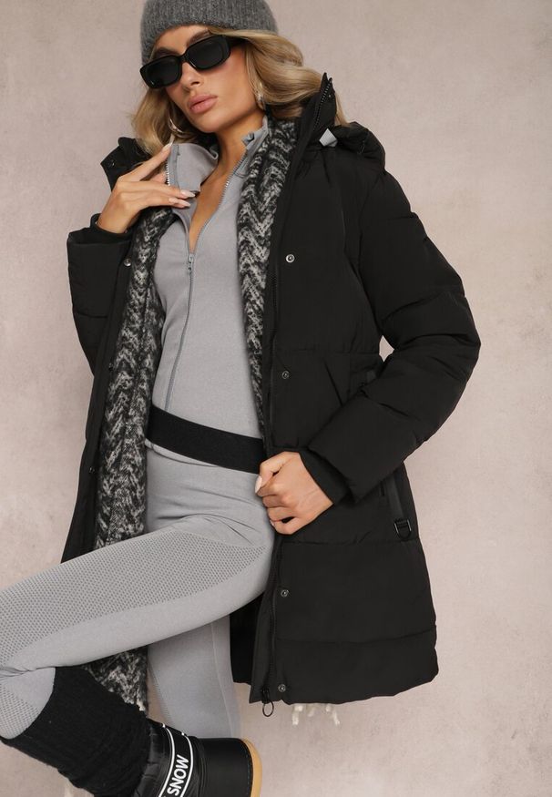 Renee - Czarna Pikowana Kurtka do Kolana z Odpinanym Kapturem Tolvina. Kolor: czarny
