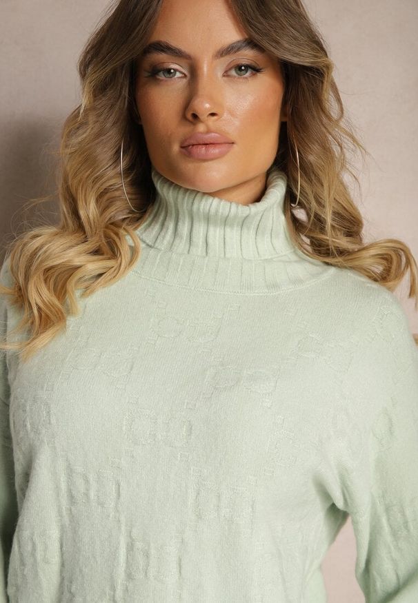 Renee - Miętowy Golf o Klasycznym Kroju Savelle. Okazja: na co dzień. Typ kołnierza: golf. Kolor: miętowy. Materiał: jeans. Długość rękawa: długi rękaw. Długość: długie. Styl: klasyczny