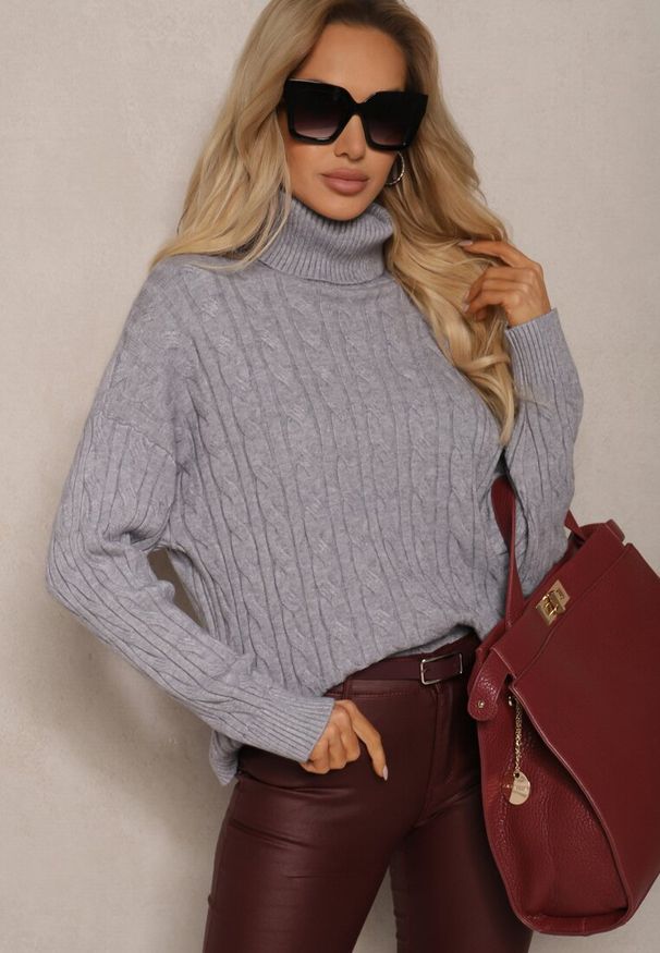 Renee - Szary Golf z Wiskozą o Ozdobnym Splocie Cialisee. Okazja: na spotkanie biznesowe, na co dzień. Typ kołnierza: golf. Kolor: szary. Materiał: wiskoza. Długość rękawa: długi rękaw. Długość: długie. Wzór: ze splotem. Styl: casual, elegancki, biznesowy