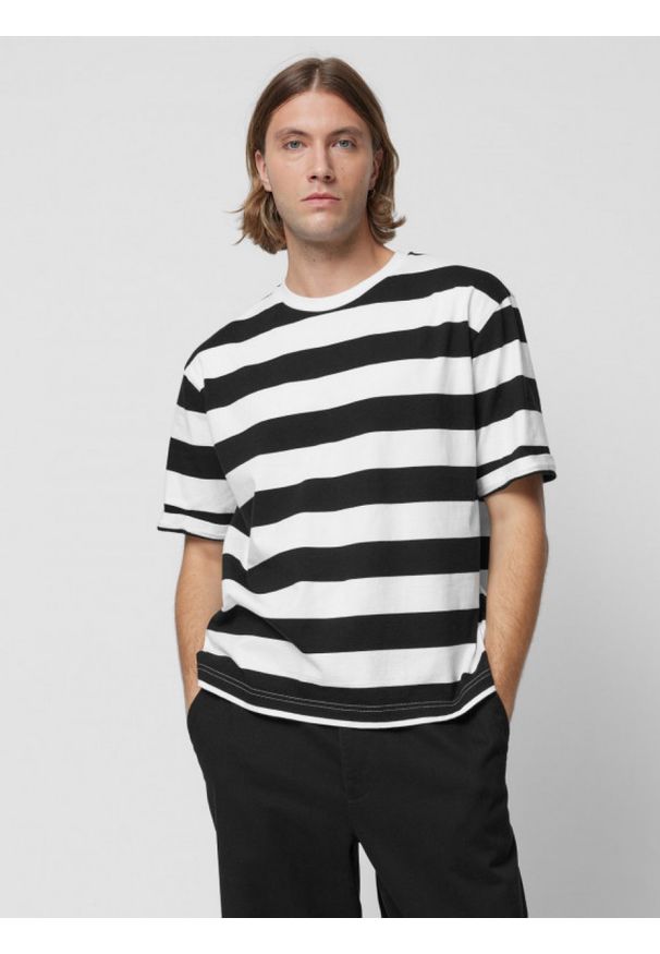 outhorn - T-shirt oversize w paski męski - czarno-biały. Kolor: biały, wielokolorowy, czarny. Materiał: materiał, bawełna, dzianina. Wzór: paski