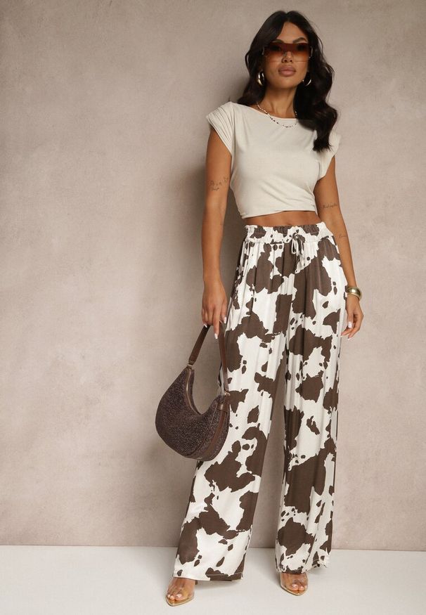 Renee - Brązowe Szerokie Spodnie High Waist z Wiskozy w Print w Krowie Łaty Nelianta. Stan: podwyższony. Kolor: brązowy. Materiał: wiskoza. Wzór: nadruk. Styl: elegancki, klasyczny