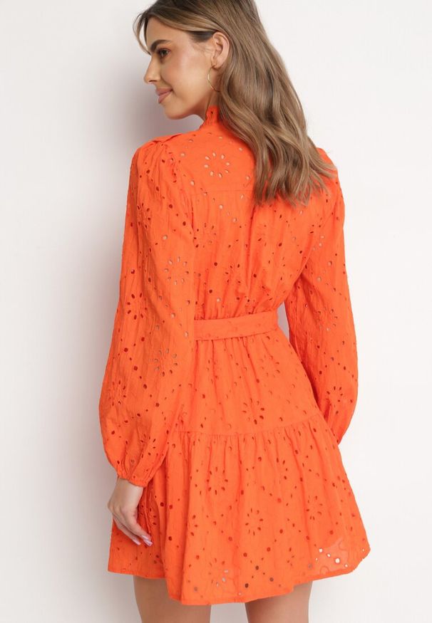 Born2be - Pomarańczowa Haftowana Sukienka Mini z Bawełny z Paskiem i Ażurowym Wzorem Aislina. Typ kołnierza: kołnierz z falbankami. Kolor: pomarańczowy. Materiał: bawełna. Wzór: ażurowy, haft. Sezon: wiosna, lato. Długość: mini