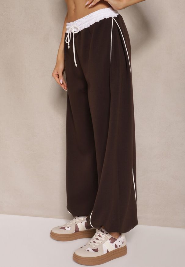 Renee - Brązowe Dresowe Spodnie z Wiskozą High Waist Ozdobione Lampasami Maiviona. Okazja: na co dzień. Stan: podwyższony. Kolor: brązowy. Materiał: dresówka, wiskoza. Wzór: aplikacja. Styl: sportowy, casual