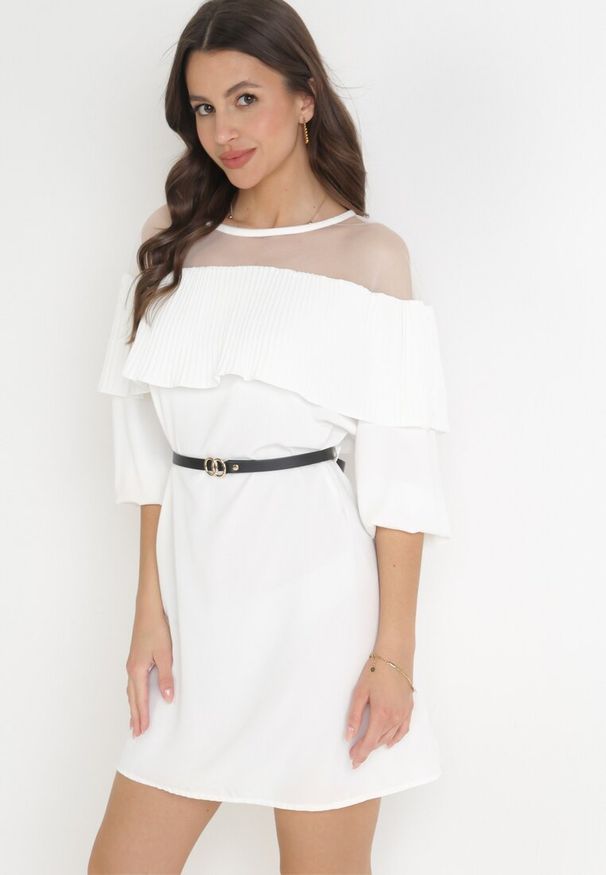 Born2be - Biała Sukienka z Plisowaną Falbanką i Cienkim Paskiem Aniva. Kolor: biały. Materiał: skóra. Długość: mini