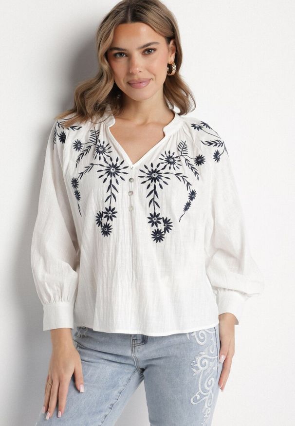 Born2be - Biała Bluzka z Wiskozy z Ozdobnym Haftem Erinova. Okazja: na co dzień, na spacer, na spotkanie biznesowe. Kolor: biały. Materiał: wiskoza. Długość rękawa: długi rękaw. Długość: długie. Wzór: haft. Styl: biznesowy, casual, klasyczny