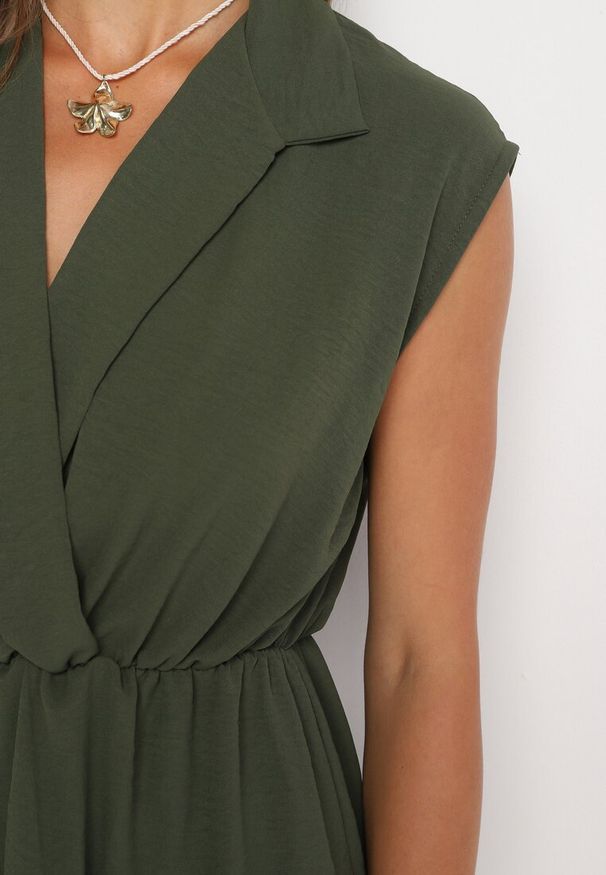 Born2be - Ciemnozielony Krótki Kombinezon z Falbankami i Kołnierzykiem Laravia. Kolor: zielony. Długość: krótkie. Styl: wizytowy, elegancki