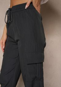 Renee - Granatowe Spodnie Cargo z Bawełną o Szerokim Kroju High Waist Mairiora. Okazja: na co dzień. Stan: podwyższony. Kolor: niebieski. Materiał: bawełna. Styl: casual #3