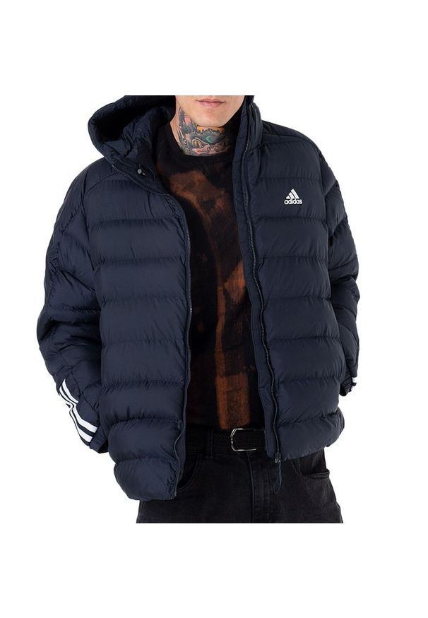 Adidas - Kurtka adidas Itavic 3-Stripes Midweight Hooded GT1686 - granatowa. Kolor: niebieski. Materiał: poliester, syntetyk, materiał, puch. Wzór: aplikacja. Sezon: zima. Styl: klasyczny