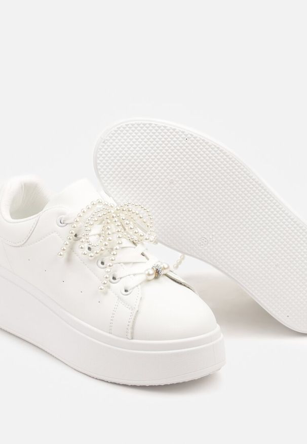 Born2be - Białe Sneakersy na Grubej Podeszwie Ozdobione Perełkami na Sznurówkach Sellira. Okazja: na co dzień. Nosek buta: okrągły. Zapięcie: sznurówki. Kolor: biały. Materiał: jeans. Wzór: aplikacja
