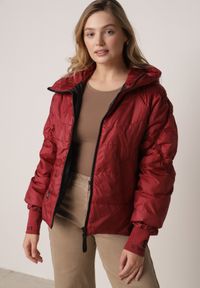 Born2be - Czerwona Przejściowa Kurtka Pikowana z Kapturem i Napisami na Rękawach Althone. Okazja: na co dzień. Typ kołnierza: kaptur. Kolor: czerwony. Materiał: poliester. Wzór: napisy. Styl: casual #1