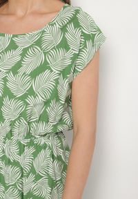 Born2be - Zielona Sukienka o Rozkloszowanym Kroju z Gumką w Pasie i Krótkim Rękawem Serive. Okazja: na spotkanie biznesowe, na co dzień. Kolor: zielony. Długość rękawa: krótki rękaw. Typ sukienki: rozkloszowane. Styl: elegancki, casual, klasyczny, biznesowy #4