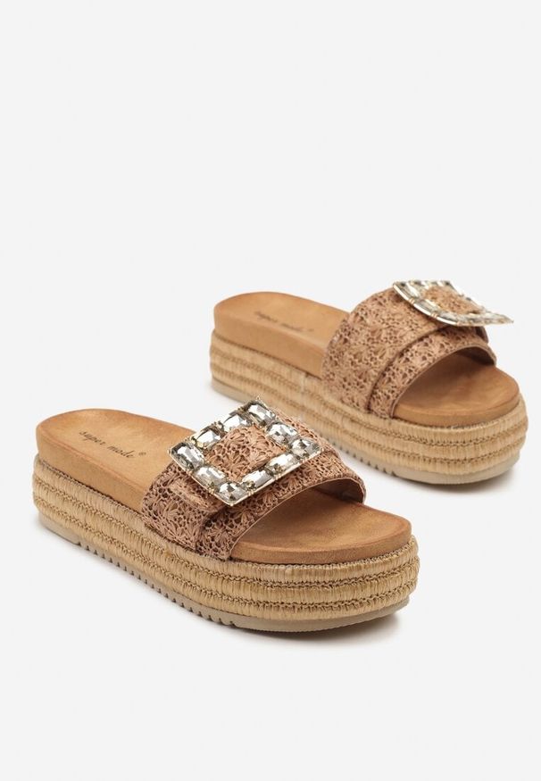 Born2be - Brązowe Klapki na Plecionej Platformie z Ozdobną Klamrą Sorevia. Kolor: brązowy. Materiał: jeans. Sezon: lato. Obcas: na platformie. Styl: elegancki, klasyczny