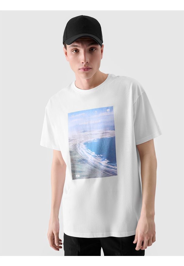 4f - 4F T-shirt oversize z nadrukiem męski - biały 3XL. Okazja: na co dzień. Kolor: biały. Materiał: bawełna, jersey, dzianina. Długość rękawa: krótki rękaw. Długość: krótkie. Wzór: nadruk. Styl: sportowy, klasyczny, casual