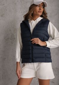 Renee - Granatowa Przejściowa Kamizelka z Pikowaniem i Kapturem Neatwenna. Okazja: na co dzień. Typ kołnierza: kaptur. Kolor: niebieski. Materiał: jeans. Styl: casual, elegancki, sportowy #5