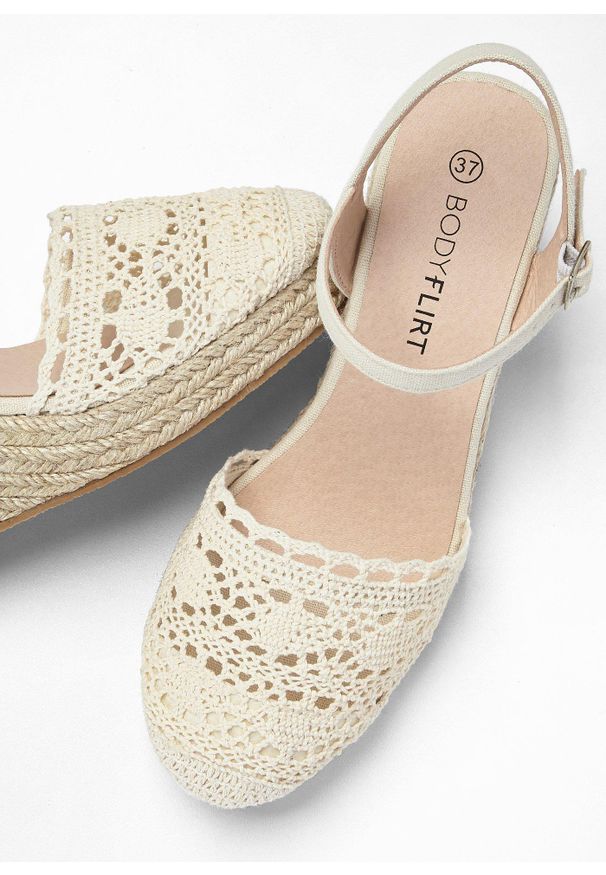 bonprix - Sandały na koturnie. Kolor: beżowy. Materiał: materiał, koronka. Wzór: koronka. Sezon: lato. Obcas: na koturnie