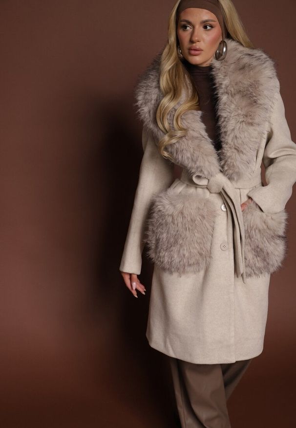 Renee - Beżowy Płaszcz z Futrzanym Kołnierzem Kieszeniami i Wiązanym Paskiem Perria. Okazja: na co dzień. Kolor: beżowy. Materiał: futro. Styl: elegancki, casual