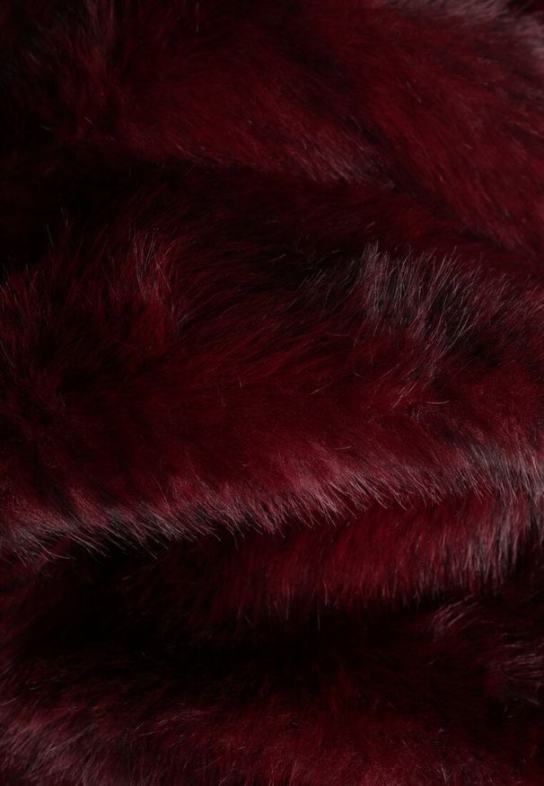 Renee - Bordowy Płaszcz Futerko o Jednorzędowym Fasonie Cataris. Okazja: na co dzień. Kolor: czerwony. Materiał: futro. Styl: casual, elegancki