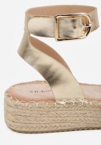 Born2be - Złote Sandały VICES na Grubej Plecionej Podeszwie z Paskiem Wokół Kostki Roselena. Okazja: na spacer, na co dzień. Zapięcie: pasek. Kolor: złoty. Materiał: len. Wzór: haft. Sezon: lato. Styl: casual, elegancki #3